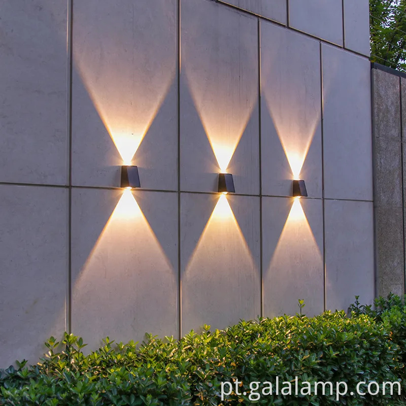 Luz de parede externa à prova d'água alimentada por energia solar para jardins